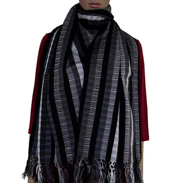 Scarf with fringes Black White - Handmade - Beautiful & Fair - Quetzal Artisan